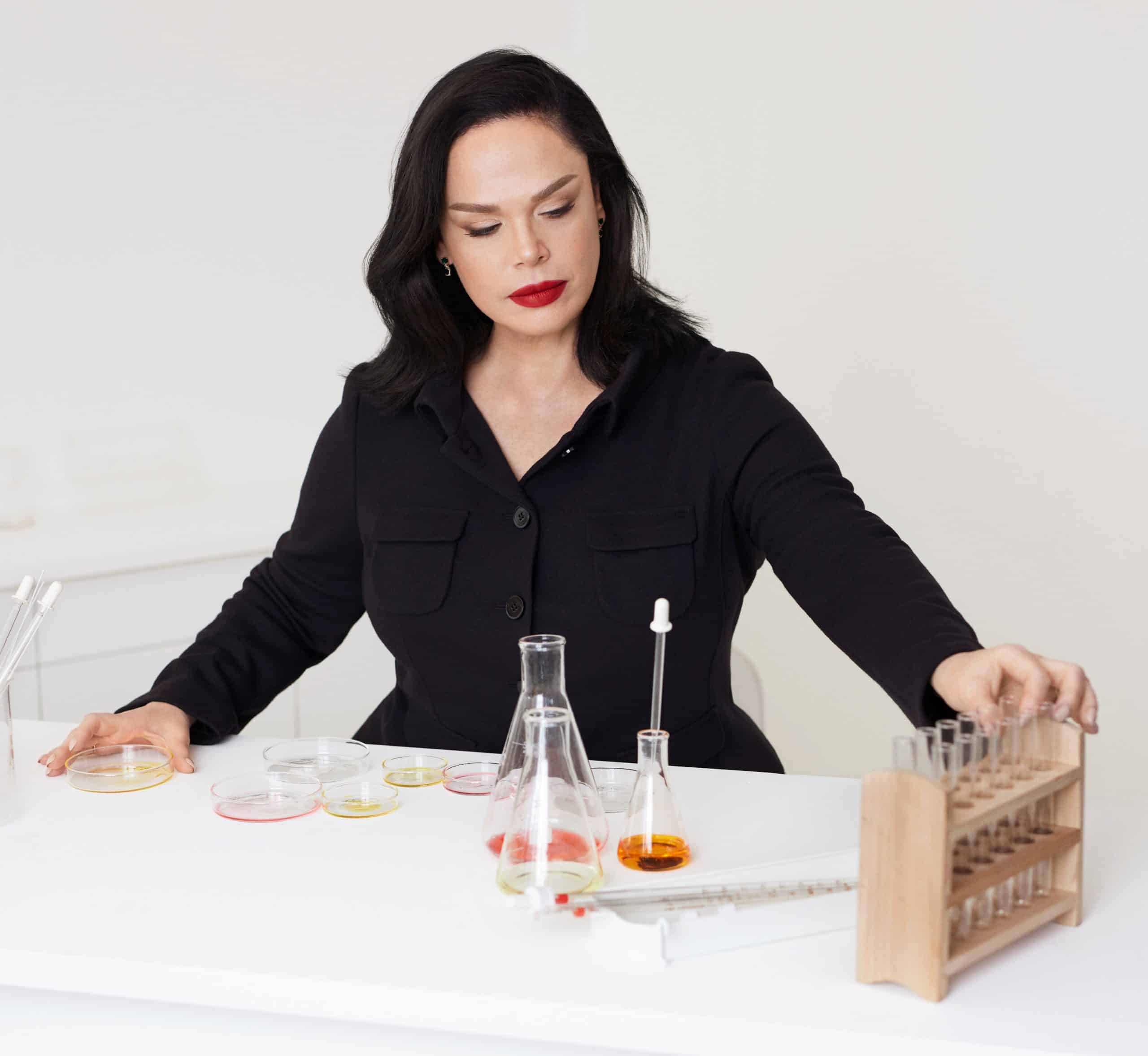 חוה זינגבוים במעבדה לקוסמטיקה רפואית