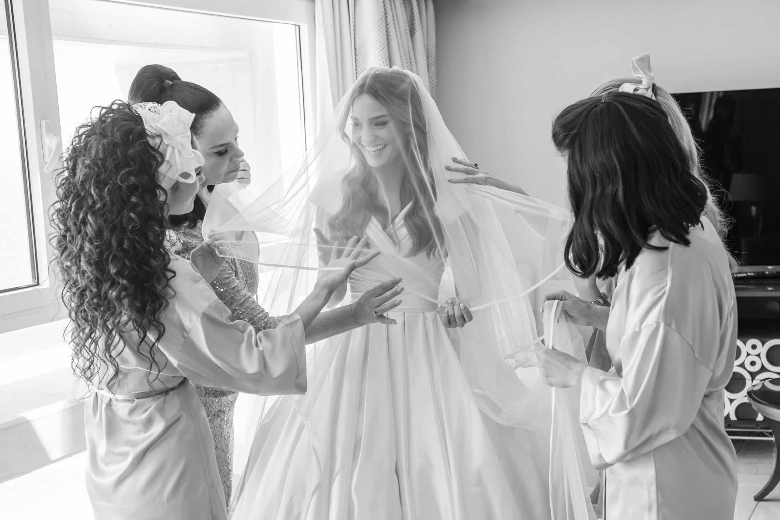 כלה עם חברותיה לאחר שימוש בתכשירי קוסמטיקה מבית חוה זינגבוים